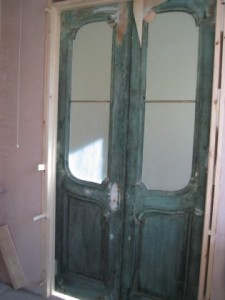 17antiquedoorstobathroom
